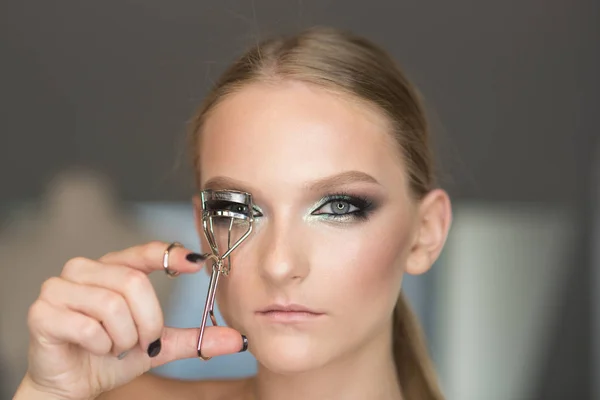 Woman use eyelash curler for eye makeup. Woman curl lashes with beauty tool, look. Model with curly long eyelashes, beauty. Fashion makeup for glamour girl, visage course — Stock Photo, Image