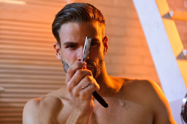 Barbudo afeitado hombre con afeitadora en el baño — Foto de Stock