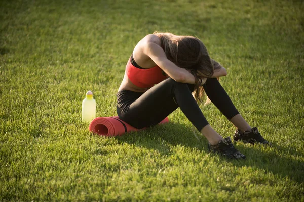 Mujer cansada en ropa deportiva relajarse después del entrenamiento, entrenamiento —  Fotos de Stock