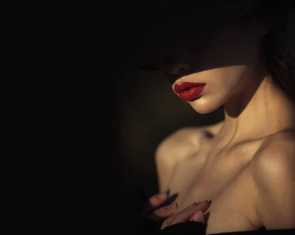 Elegante donna dalle labbra rosse. elegante donna con spalle nude su sfondo nero, spazio copia — Foto Stock