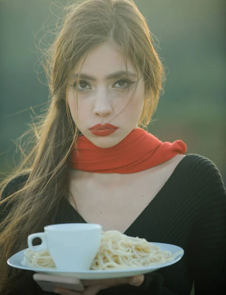 Dieta y alimentos orgánicos saludables, italia. dieta de la mujer joven con pasta — Foto de Stock