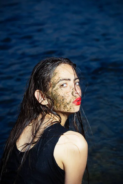 Красива молода жінка з природною мертвою морською маскою для обличчя — стокове фото