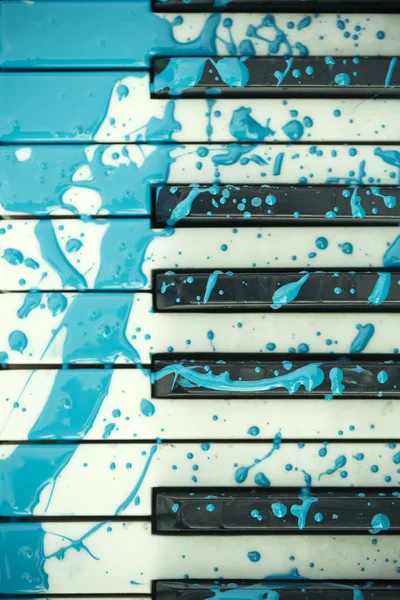 ピアノ keayboard 青いペンキ汚れのキーボード. — ストック写真