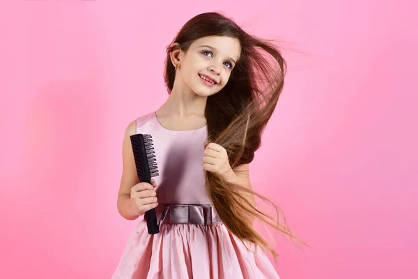 Portret van lachende meisje haar haren borstelen — Stockfoto