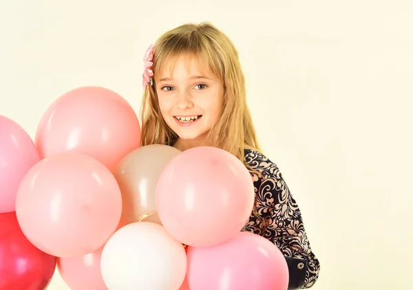 Small girl child with party balloons, celebration. Little girl with hairstyle hold balloons. Kid with balloons at birthday. Beauty and fashion, punchy pastels. Birthday, happiness, childhood, look. — Stock Photo, Image
