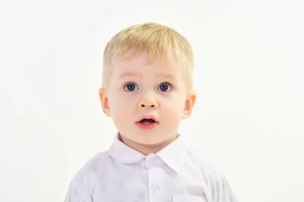 Μικρό αγόρι στο λευκό πουκάμισο, επαγγελματίες. — Φωτογραφία Αρχείου