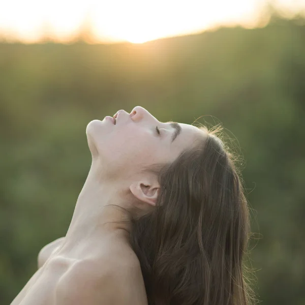 Retrato de belleza de cara femenina con piel limpia natural — Foto de Stock