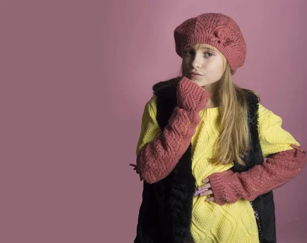 Meisje met lang haar. Fashion model en beauty look. Kapsalon, huidverzorging, casual stijl, denim. Schoonheid en kid mode. Stijlvolle meisje met mooi gezicht. — Stockfoto