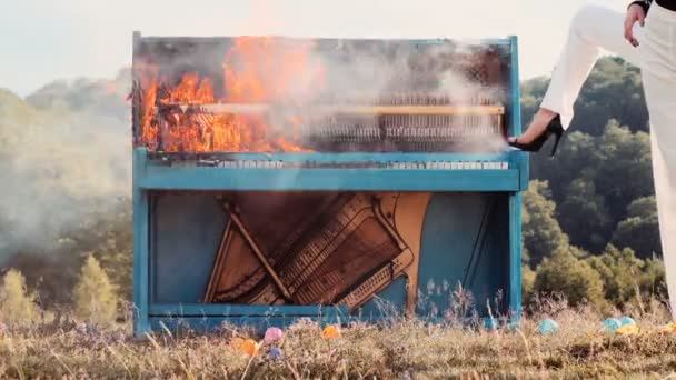 钢琴着火了 热音乐 烧钢琴 燃烧的音乐 钢琴破坏 — 图库视频影像