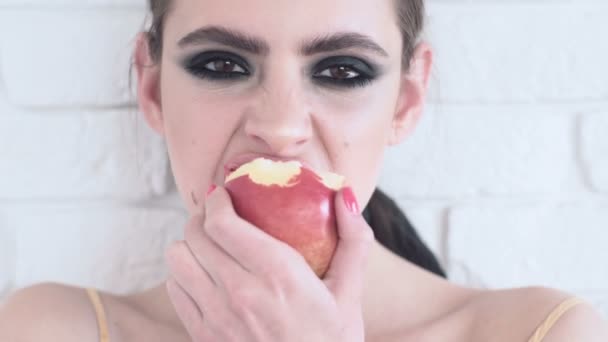 Mädchen Beißt Frischen Apfel Mädchen Mit Äpfeln Emotionen Attraktive Junge — Stockvideo