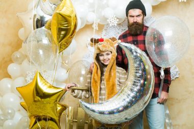 Adam hipster ve xmas, çocuk. Baba ve kızı ile Balonlar, Noel gülümse. Aile tatil partisi. Babalar günü kutlama. Mutlu aile kutlamak Noel ve yeni yıl. Parti dekor ve tasarım