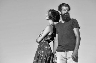 Çift mavi gökyüzü üzerinde poz