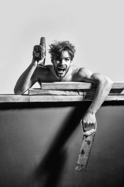 Seksi kaslı erkek yapıcı.