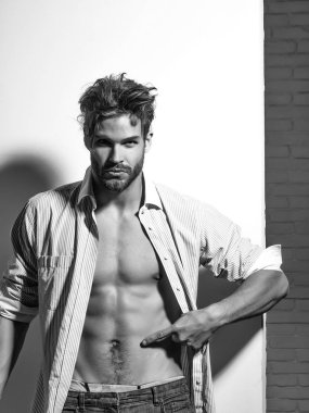 Yakışıklı adam veya kas maço