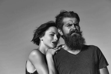 Mavi gökyüzünde genç bir çift