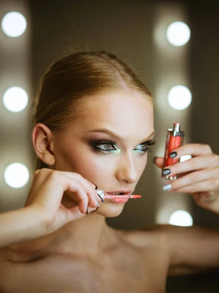 Mulher Bonita Aplicando Maquiagem Lábios Com Escova Cosmética — Fotografia de Stock