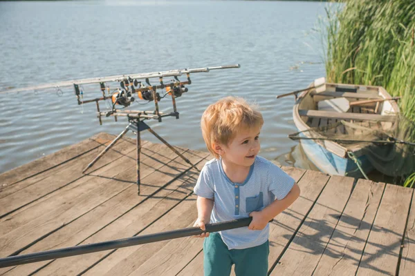 Fisher niño con caña de pescar en muelle de madera — Foto de Stock