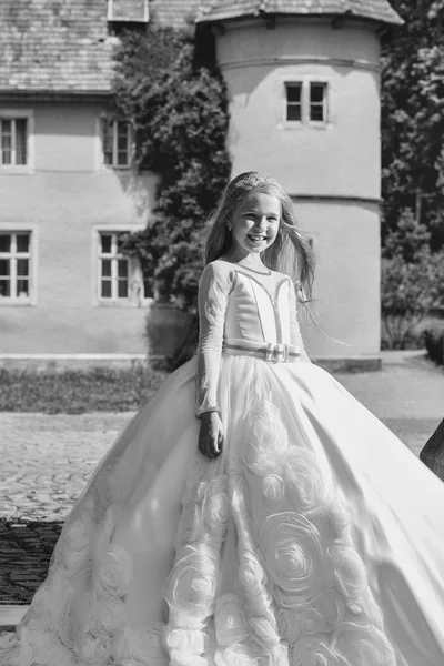 Niña pequeña en vestido blanco al aire libre — Foto de Stock