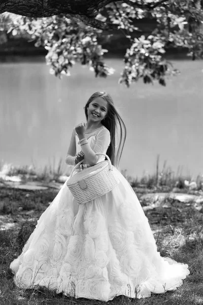 Liten flicka i vit klänning utomhus — Stockfoto
