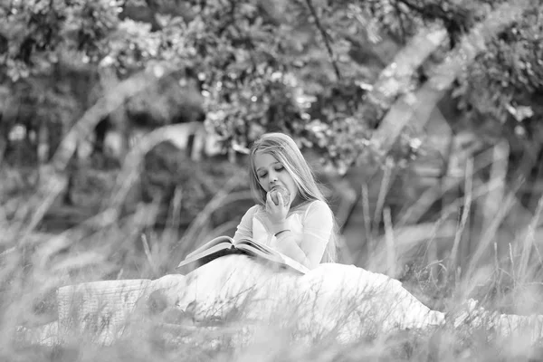 Kleines Mädchen im Kleid mit Obstkorb und Buch — Stockfoto