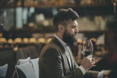 Adam iç bar veya restoranda şarap tadımı
