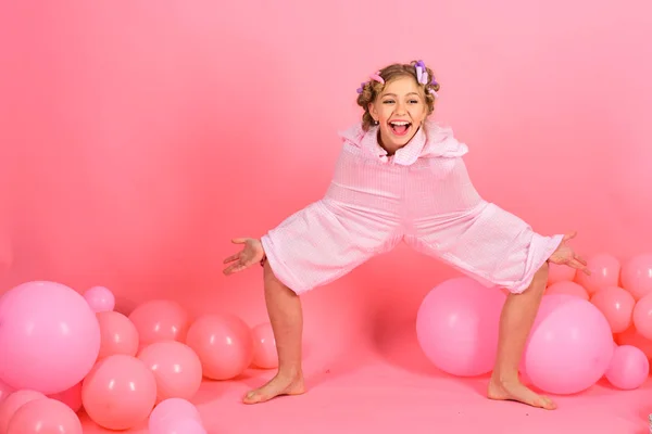 Menina elegante 8-9 anos de idade de mãos dadas em pijama — Fotografia de Stock