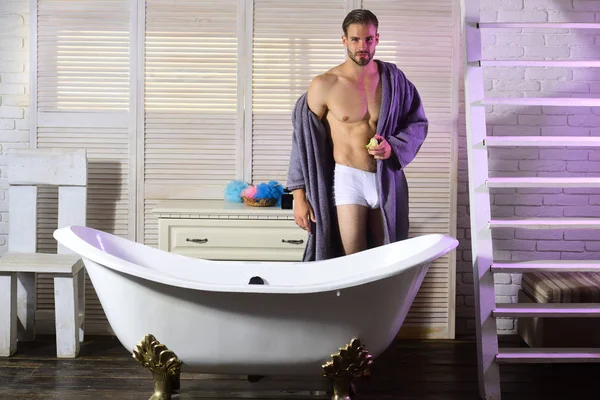 Homme debout avec pomme dans la salle de bain — Photo