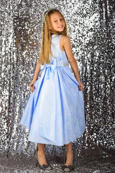 結婚式、ファッションのコンセプト - 笑顔青いドレスに身を包んだ少女、女の子のモデル — ストック写真