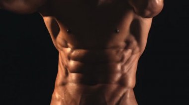 Sporcu, kaslar, sporcu adam, triceps. Atletik beyaz, altı paketi, göğüs kasları, triceps. Güzel erkek torso, AB Steroid, vitamin, protein doping, anabolik, spor. Vücut geliştirmeci, vücut geliştirme.
