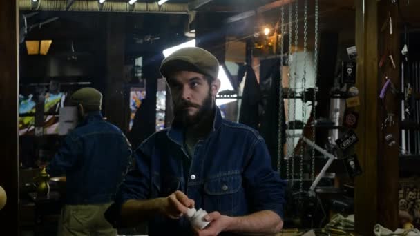 Barber Preparando Sus Herramientas Para Trabajo Barbería Peluquero Barbudo Joven — Vídeos de Stock