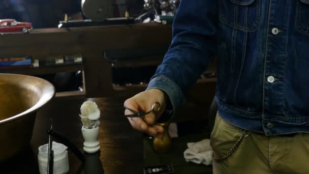 Berber Saç Bakım Hizmet Anlayışı Genç Adam Berber Dükkanı Harika — Stok video