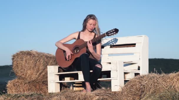 Дівчина Грає Гітарі Фрагмент Жінка Грає Гітарі Заході Сонця — стокове відео