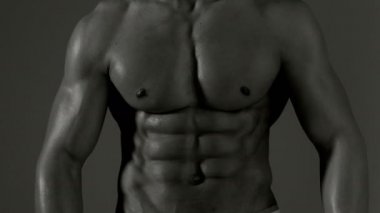 Sporcu, kaslar, sporcu adam, triceps. Atletik beyaz, altı paketi, göğüs kasları, triceps. Güzel erkek torso, AB Steroid, vitamin, protein doping, anabolik, spor. Vücut geliştirmeci, vücut geliştirme.