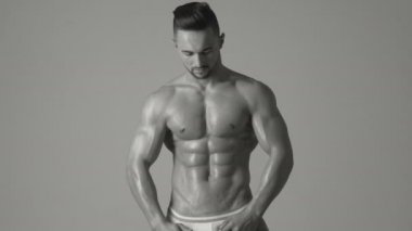 Sporcu, kaslar, sporcu adam, triceps. Atletik beyaz, altı paketi, göğüs kasları, triceps. Güzel erkek torso, AB Steroid, vitamin, protein doping, anabolik, spor. Vücut geliştirmeci, vücut geliştirme.