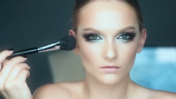 Maquilleuse Appliquer Maquillage Une Jeune Femme Attrayante Maquillage Pour Jeune — Video