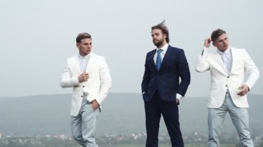 Yakışıklı korumaları. İki korumaları işadamı korumak. Mafya suç adam. Borçlular. Grup erkekler ya da gangsterler elbiseli.