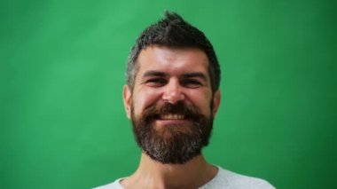 Yakışıklı duygusal adam. Genç adam farklı duygular ifade. Sakallı yakışıklı olan duyguların yüzleri. Erkek yüz duygular. Farklı ifadelerle sakallı adam.