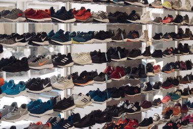 Milan, İtalya - 13 Eylül 2017: modern spor ayakkabı Ayakkabı mağazasında. Ünlü markalar tarafından sportif ayakkabı yeni modeller.