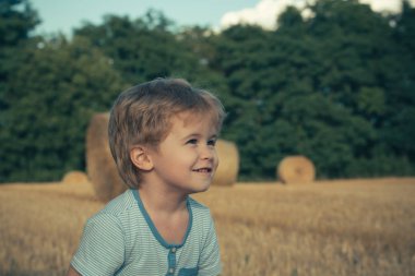 Saman balya, tarım alanıyla küçük çocuk gülüşe