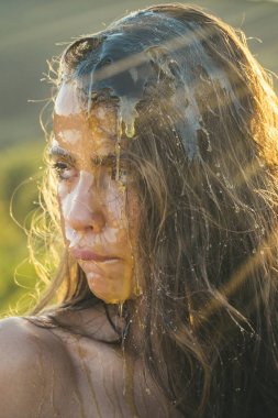 Bal ile kadın bir yanak closeup.