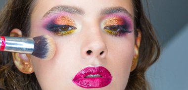 Güzel genç kadın kozmetik toz yüz Püskül, cilt bakım kavramı, esmer kız fotoğraf kompozisyonu ile uygulayarak