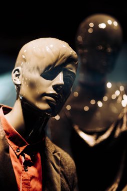 Gösteri moda kıyafetler ve aksesuarlar. Manken
