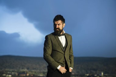 Hipster dramatik gökyüzü, önünde şık görünümü ile manzarası.