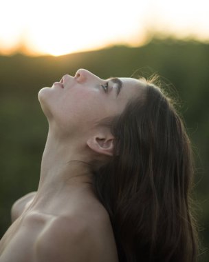 Moda model günbatımı yakın çekim yüz güzel poz