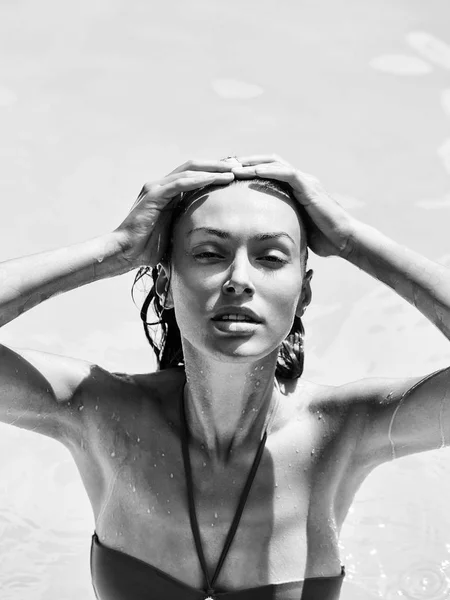 수영장에서 아주 섹시 한 여자 — 스톡 사진