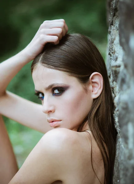 Ragazza con lunghi capelli castani, acconciatura esterna. Ragazza con viso di pelle di trucco, cura della pelle il giorno d'estate — Foto Stock