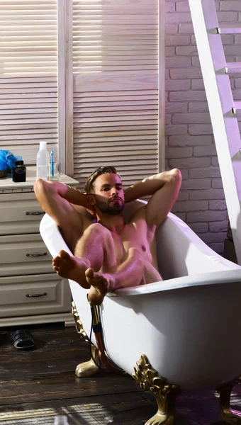 Seksi maço relax banyo banyo küvetinde çıplak olarak — Stok fotoğraf