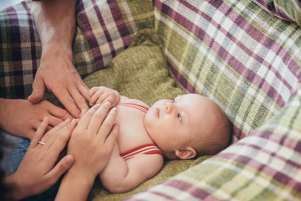 Mains sur le ventre du bébé — Photo