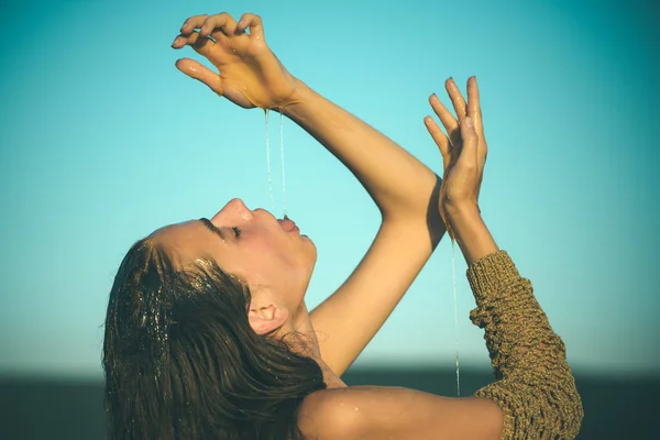 Belleza y moda, dulzura. tratamiento de belleza y cuidado de la piel de la mujer joven —  Fotos de Stock