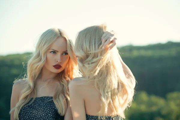 Femmes aux cheveux blonds et maquillage en plein air . — Photo
